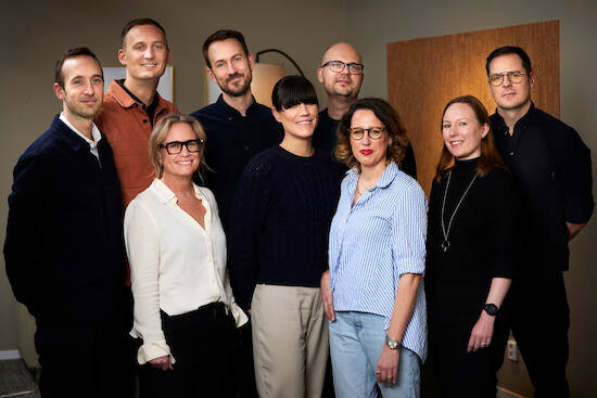 A photograph of nine members of Hemnet's product team.
